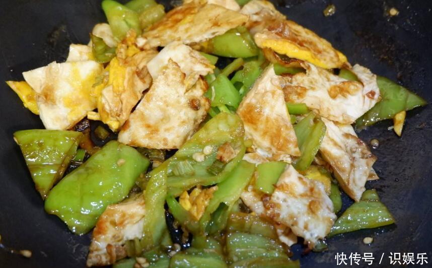 “青椒”别再炒肉了,用擀面杖滚一滚,好吃下饭比吃肉还香!