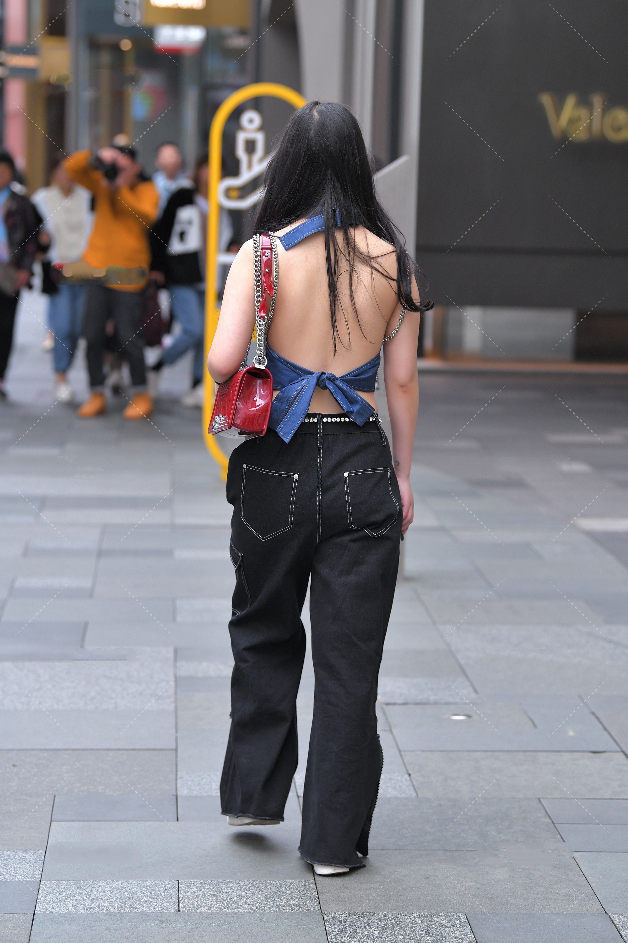 搭配|灰色条纹图案无袖上衣, 搭配黑色阔腿长裤子, 时尚感穿搭