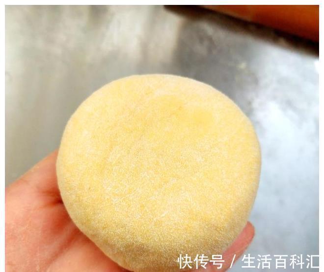 南瓜豆沙包|松软绵甜的南瓜豆沙包，好吃好看、低糖低油、老人孩子都爱吃
