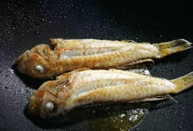  鲜嫩|在家煎鱼总“破皮”大厨教你“这3招”，鱼皮不粘锅，肉还鲜嫩