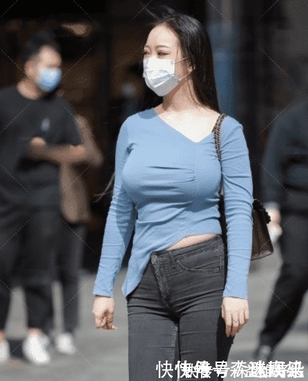 模特 不规则的蓝色上衣,只适合微胖女人穿,否则穿不出这时髦效果