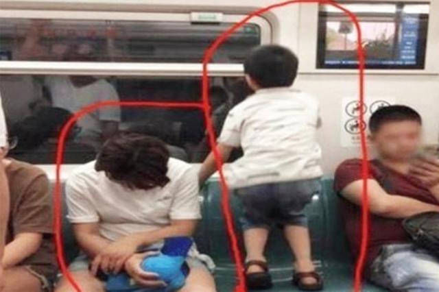 文明|公交上,宝妈抱娃在垃圾桶里尿尿,被大学生批没素质,多些理解吧
