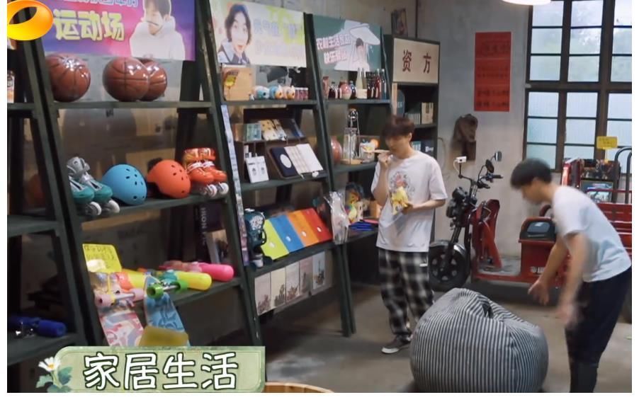 去仓库兑换东西,张艺兴和彭昱畅的选择体现出人品差距!