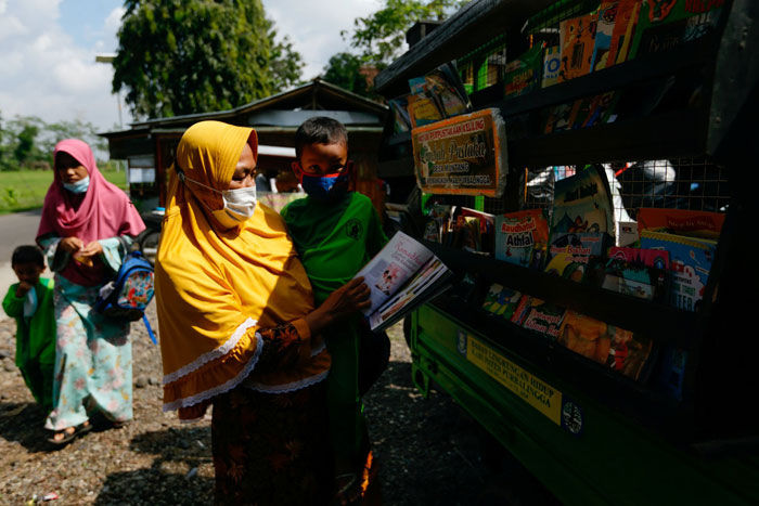 central$阅读环保两不误：印尼一图书馆推出“垃圾换书”服务 Your trash for our books: Indonesian library creates literacy from litter