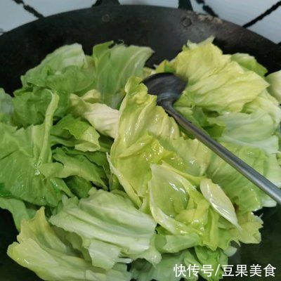 牛心菜|腊肠爆炒牛心菜，简单快
