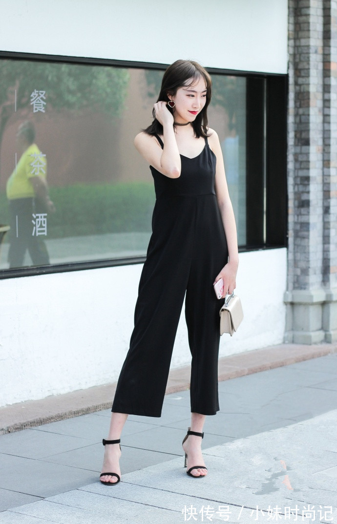 包臀裙 成都街拍,斜肩包臀裙与红色纱纱裙的混搭,让人感觉好仙!