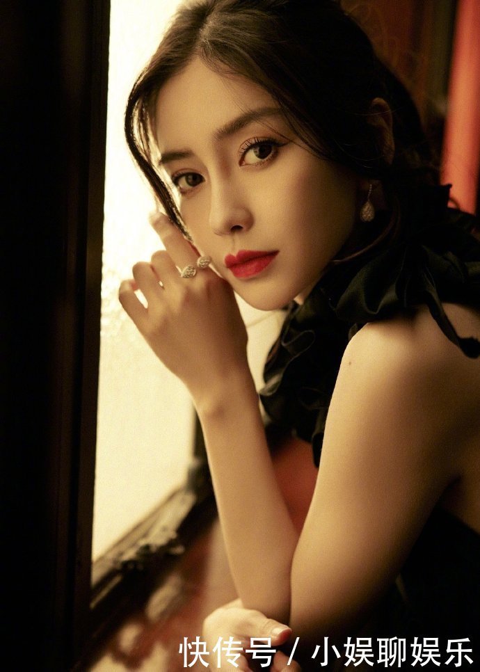 Angelababy一袭波边礼服卷发红唇高贵优雅,后背丝带的设计更显得神秘又性感