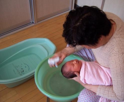 宝妈|为什么现在老人更疼外孙,而非孙子有人说了3点原因,很现实