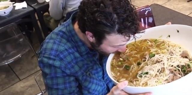 中国“白色面条”火遍美国,一碗面分量十足,能吃完还有千元奖励