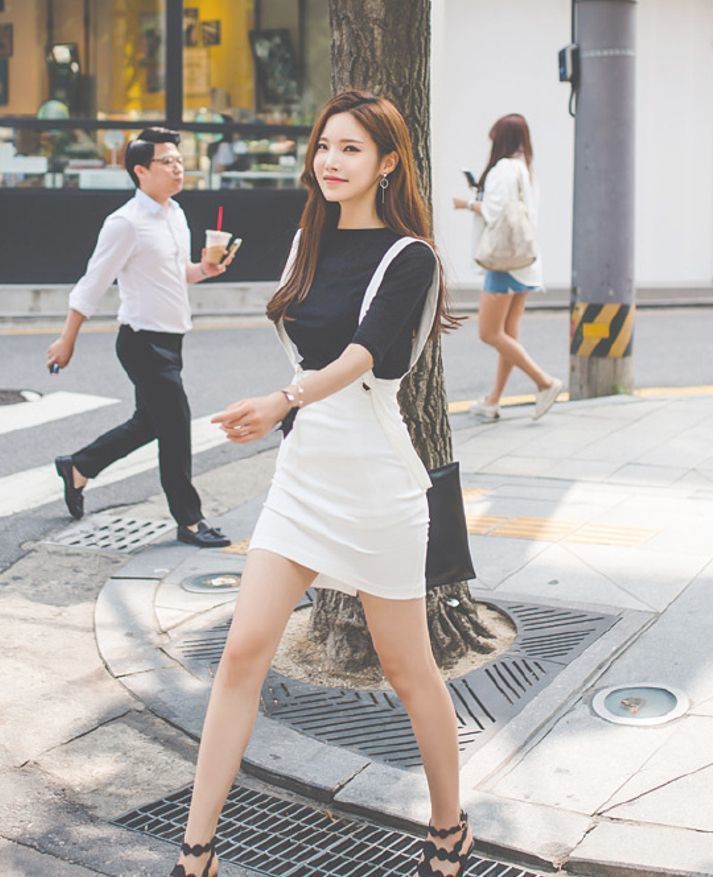 街拍:身材高挑的美女,一条灰色的连衣裙,时尚清新气质美