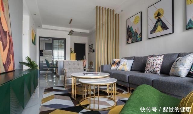 一进玄关就让人眼亮一眼,这套装修太漂亮了,清爽活泼还有点轻奢!