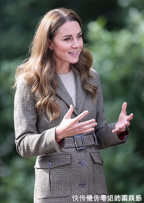 梅根 卡米拉比儿媳凯特还娇俏!穿格纹裙拎着香奈儿亮相,和查尔斯真甜