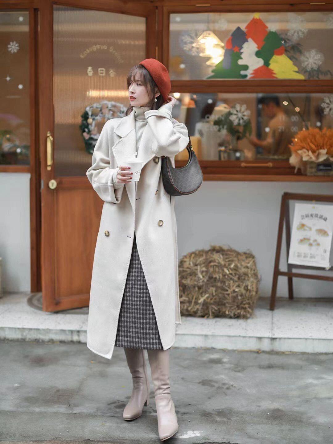 大衣|小个子女生冬季搭配指南|高腰短款羽绒服+宽松直筒牛仔裤,百搭又时尚!