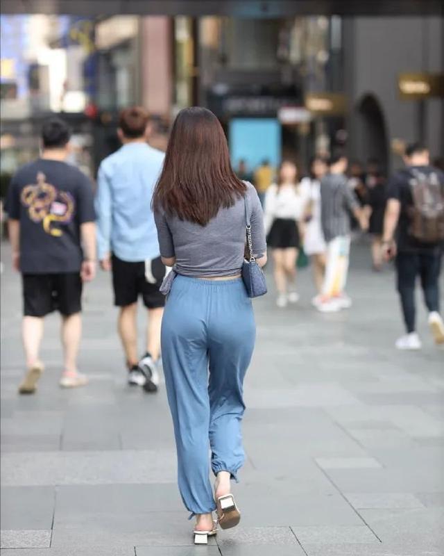 搭配|时尚穿搭凉鞋T恤搭配,花与温柔我在美丽的小脚上