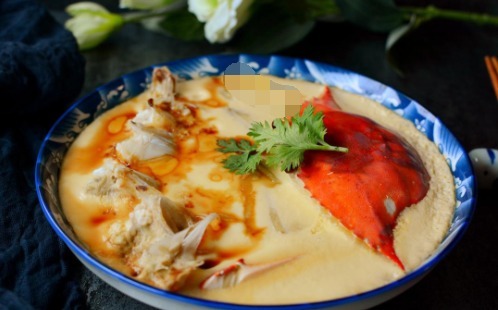  梭子蟹别再清蒸水煮了，加2个鸡蛋蒸蛋羹，汤鲜味美，别提多好吃