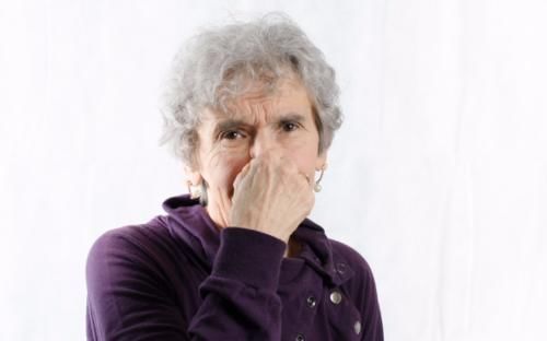 老年|为何人到老年,会有“老年臭”?若是常做4件事,老了也没味!