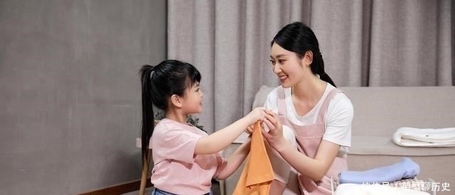 家务|一岁多萌娃单手打鸡蛋,穿尿不湿炒菜,网友:忘喝孟婆汤的大厨