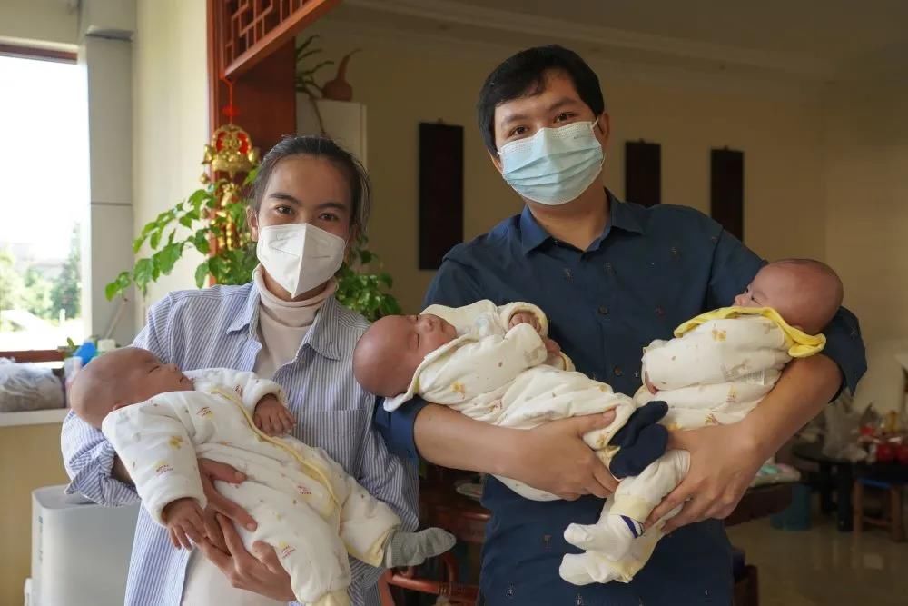党党|云南新冠重症三胞胎妈妈回家，一手抱起三个孩子感感、谢谢、党党