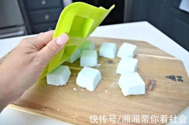 她把矿泉水瓶放进马桶水箱，三个月都不用刷马桶了