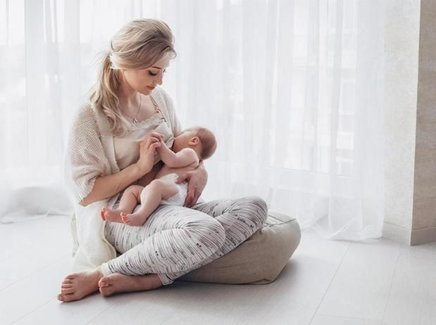 空气|晚上喂奶的时候，看着熟睡的孩子，妈妈还需不需要给宝宝拍嗝呢？