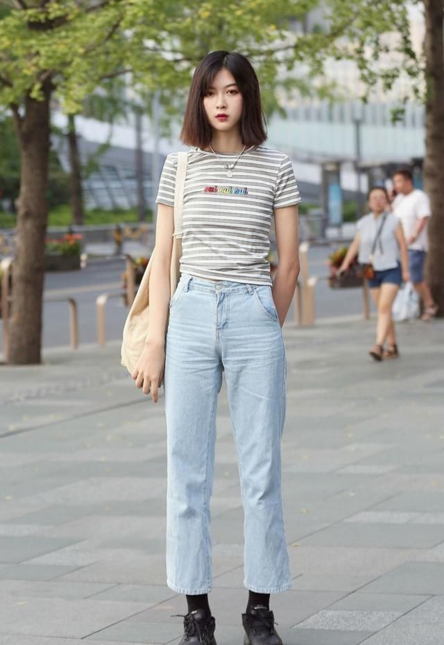 街拍:美女黑色上衣搭配白色短裤,美腿白皙,让人心动