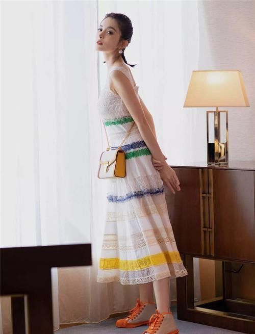 今夏潮流穿搭公式运动鞋+裙装，随性又不刻意
