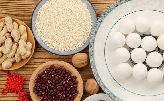 煮汤圆不要再水开下锅了,牢记3个重要技巧,汤圆个个软糯不破皮