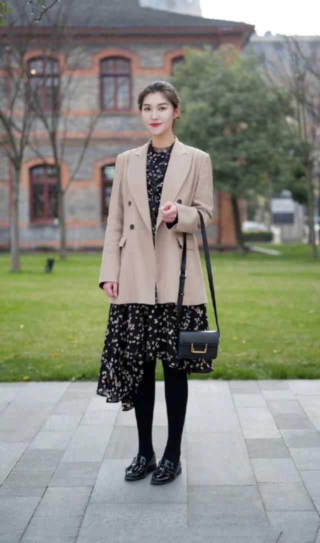 简洁裙装的搭配不失美感优雅，可以轻松穿出魅力时尚风情