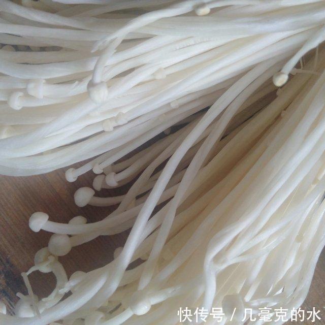 搭配着|豆腐菌菇汤,蔬菜搭配着一道汤菜,非常的美味