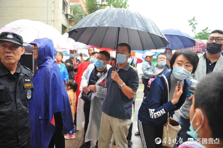 考场|考完啦！考生们面带微笑一脸轻松出考场