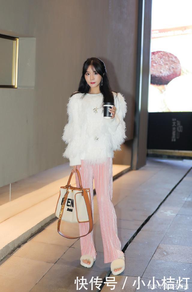 还穿什么牛仔裤这条“绒绒裤”才是深秋扛把子,高级时髦又显贵