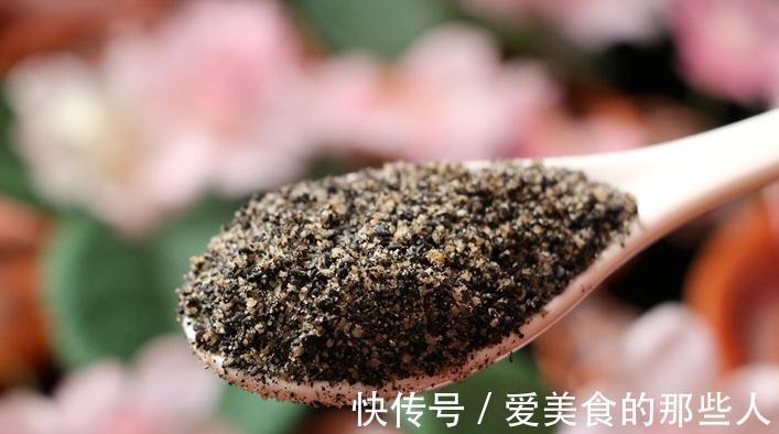 核桃和黑芝麻是绝配，教你简单做法，做一次吃一冬天，随吃随取