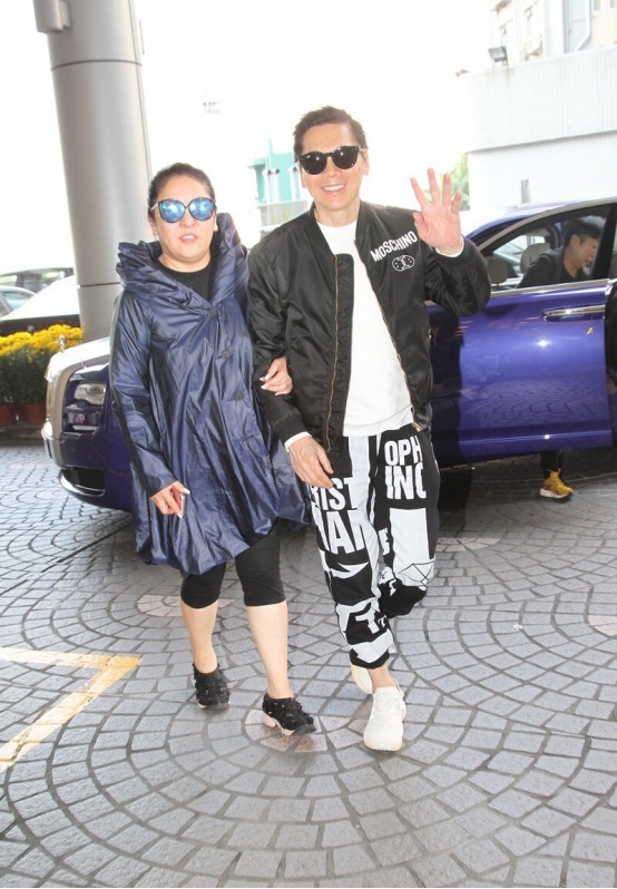 独特魅力|向太这气质真不是吹的，穿墨蓝色外套简约低调，难掩强大气场