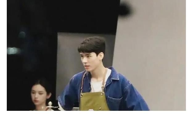 周也|中餐厅5路透，5人外出采购，黄晓明走前面，姚安娜被孤立