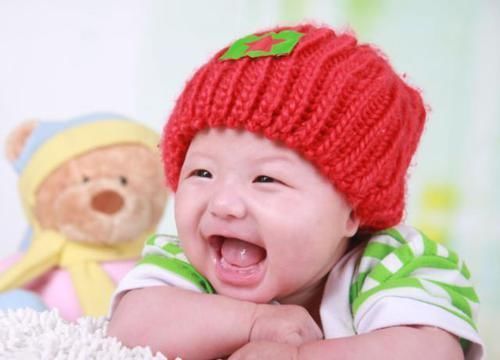 医院|半岁男婴总紧握拳头,奶奶感觉不对后立刻送去医院,医生:来晚了