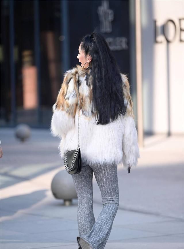 穿着皮草的女士,更有气质美,她们更喜欢冬天出门