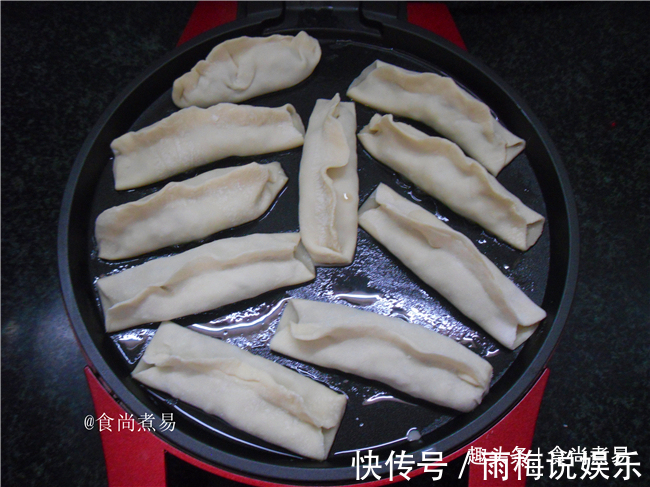 此款面食很简单，捏一捏，烙一烙就完成，皮薄馅大越嚼越香