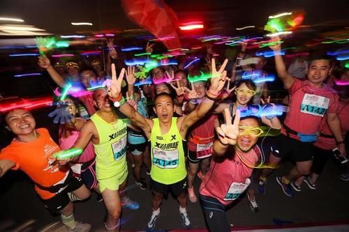 运动|山东一男子，每天坚持夜跑5公里，一年后，他得到了什么？