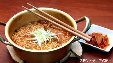 泡面|泡面创世人天天吃泡面,最后活了多少岁?网友:我们被骗了?