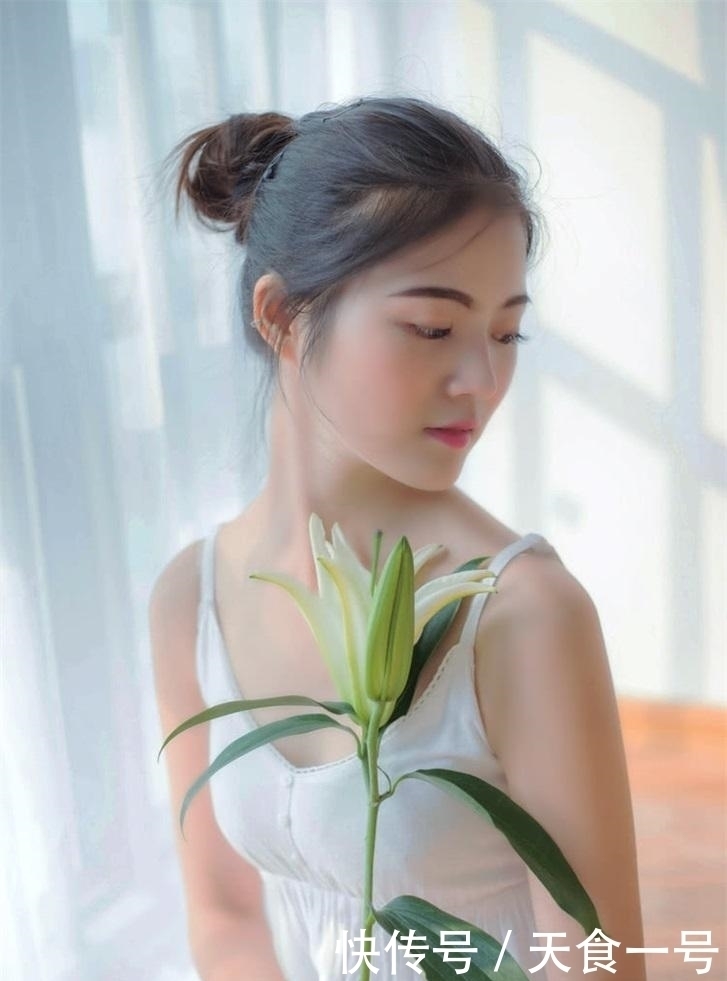 丰满红润的美女,搭配时髦,充满女人味!