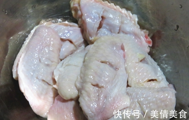 肉质|鸡翅这样做不用一滴油,表皮酥香,肉质鲜嫩,女儿一口气吃8个!