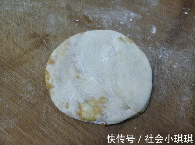 黑芝麻|两勺芝麻酱、一碗面粉，教你在家做麻酱烧饼，学会不用再去买了