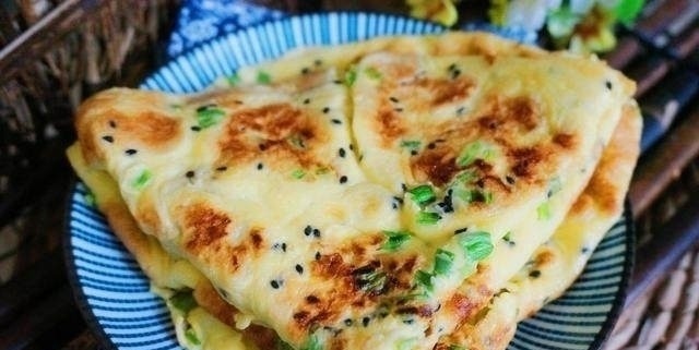 还是老妈这样做的鸡蛋饼好吃,美味又营养,一口气就吃了10张