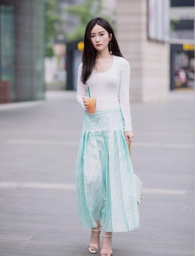 温柔|姐姐一身粉色的装扮，给人温柔恬静的感觉，展露年轻熟女的柔情