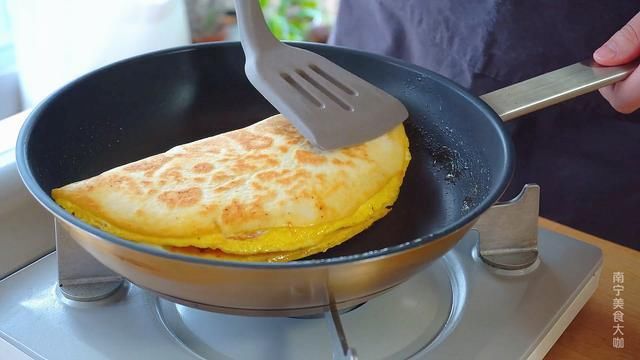 番茄鸡蛋饼|番茄和鸡蛋别只会炒着吃了，搭配一张手抓饼，10分钟做好营养早餐