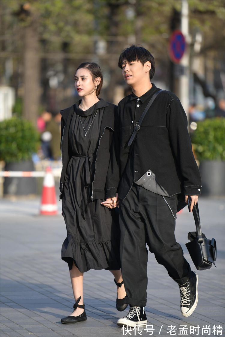 连衣长裙|街拍:小姐姐选择黑色的连衣长裙,带着收腰设计,显得身材特别好