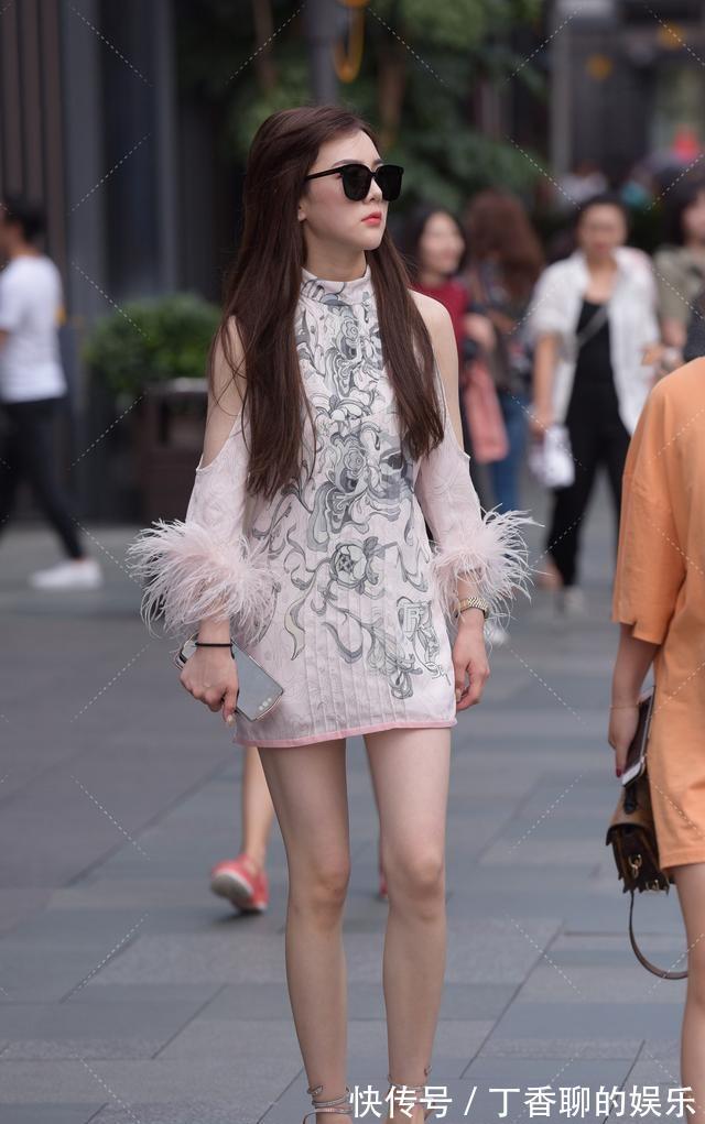 大花型|黑色齐膝裙搭配高跟鞋,清新自然,成熟迷人