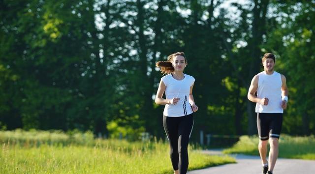 区别|早上跑步半小时，与晚上散步一小时，有什么区别？很多人或不清楚