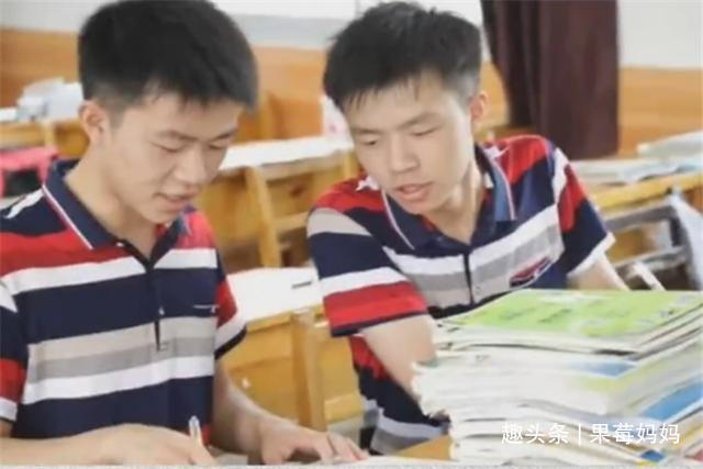 双胞胎兄弟高考相差2分，一个上清华、一个上北大，网友羡慕