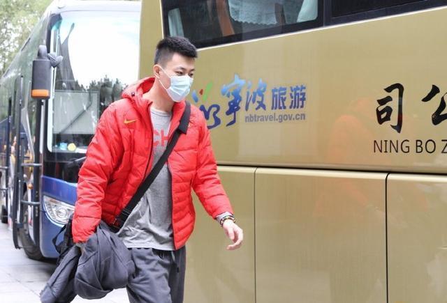 辽宁|辽宁球员离开男篮集训,郭艾伦避开采访,赵继伟忙碌,张镇麟太帅